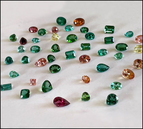 Différentes tailles, couleurs de pierres précieuses